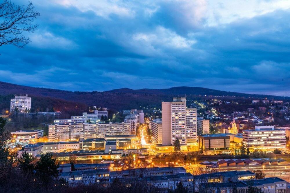 Central Apartman Salgótarján Bagian luar foto